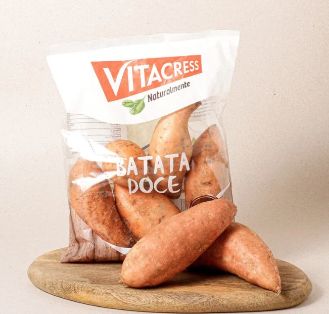 Verduras asadas con huevos a la plancha y boniatos.